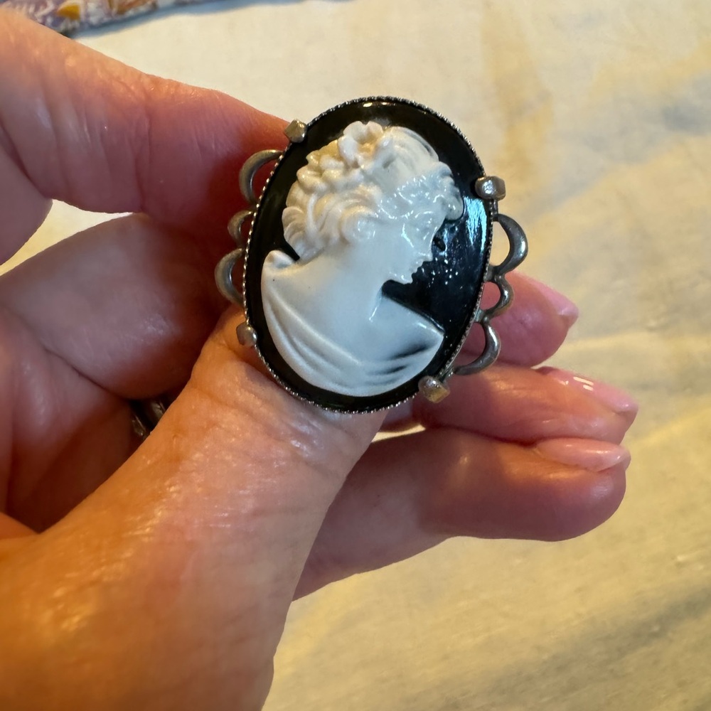 Cameo Ring (costume jewelry) size 7 - Picture 5 of 6